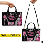 Graphic demonstration displaying handheld and shoulder carrying variations for this design.