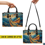 Graphic demonstration presenting handheld and shoulder carrying variations for this scenic design.