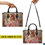 Demonstration of top handle carrying and long shoulder strap carrying styles