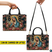 Handbag carrying styles infographic showing handheld and shoulder carry arrangements