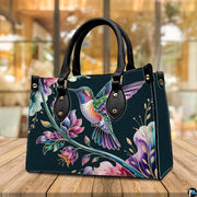 Infographic detailing handbag features, removable shoulder strap, zipper detail, and interior layout.
