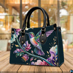 Infographic detailing handbag features, removable shoulder strap, zipper detail, and interior layout.