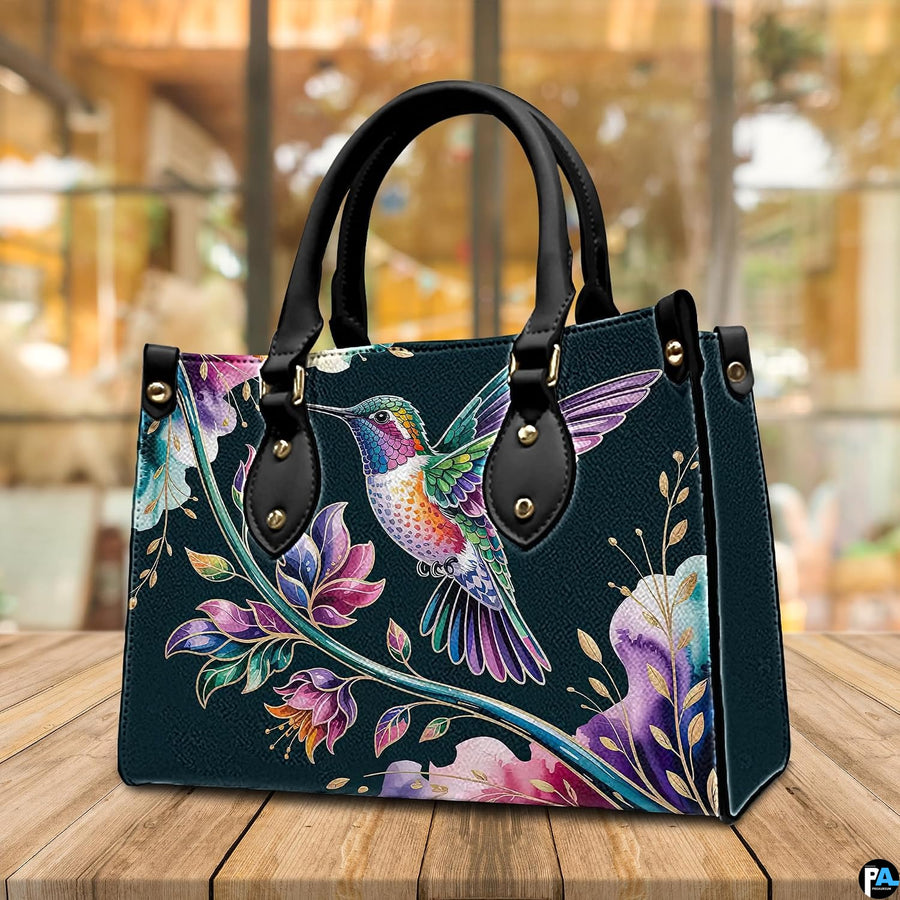 Infographic detailing handbag features, removable shoulder strap, zipper detail, and interior layout.